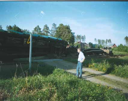 Kolmen puutavaravaunun suistuminen kiskoilta Huutokoskella 31.5.2002. Toiseksi viimeinen vaunu kaatui kyljelleen.