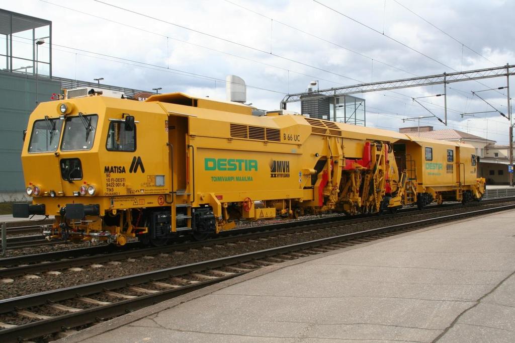 KUVA 24. Sveitsiläisvalmisteinen yhdistelmäkone Matisa. Lisäksi Destia Rail Oy:llä on käytössä niin sanottu Lavettitukemiskone, eli Plasser and Theurer 08-275 ZW (kuva 25).