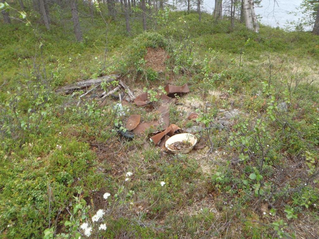 Kuvan oikeassa reunassa kellarikuopat.