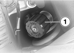 4 34 Käyttö z Jousen esijännitys Takapyörän säätäminen Jousen esijännityksen takapyörällä tulee vastata moottoripyörän kuormaa.