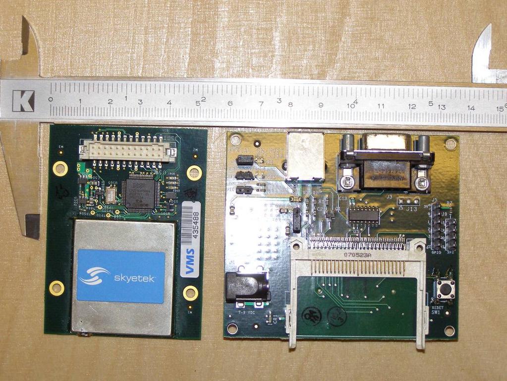 TAMPEREEN AMMATTIKORKEAKOULU TUTKINTOTYÖ 44 (52) Kuvassa 15 on esitettynä moduuli ja SkyeTekin tekemä HIB. Valmistaja on asettanut HIB:iin valmiiksi sekä RS-232 että USB 2.0 liitännät.