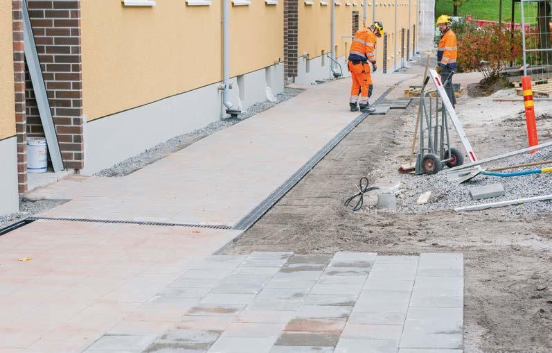 Kuljetuspalvelu Betonilaatasta saat tuotteet tarvittaessa pihalle, torille tai puutarhaan toimitettuna. Kuljetamme kivet työkohteeseen nosturiautoilla nopeasti ja joustavasti.