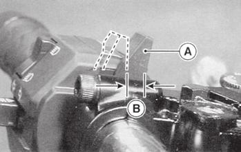 A Rikastinvipu B Vapaaliike 2-3 mm 4. Irrota polttoainesäiliö (katso kohta Sytytystulpat ). 5. Avaa rikastinvaijerin säätöholkin lukitusmutteria.