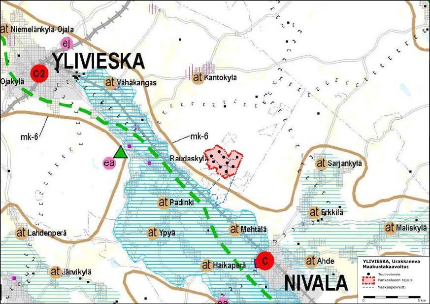 Kuva 30. Ote Pohjois-Pohjanmaan maakuntakaavan 2. vaihekaavasta. Urakkanevan tuulivoimapuiston sijainti on osoitettu punaisella katkoviivalla ja maakaapelireittivaihtoehdot sinisellä katkoviivalla.