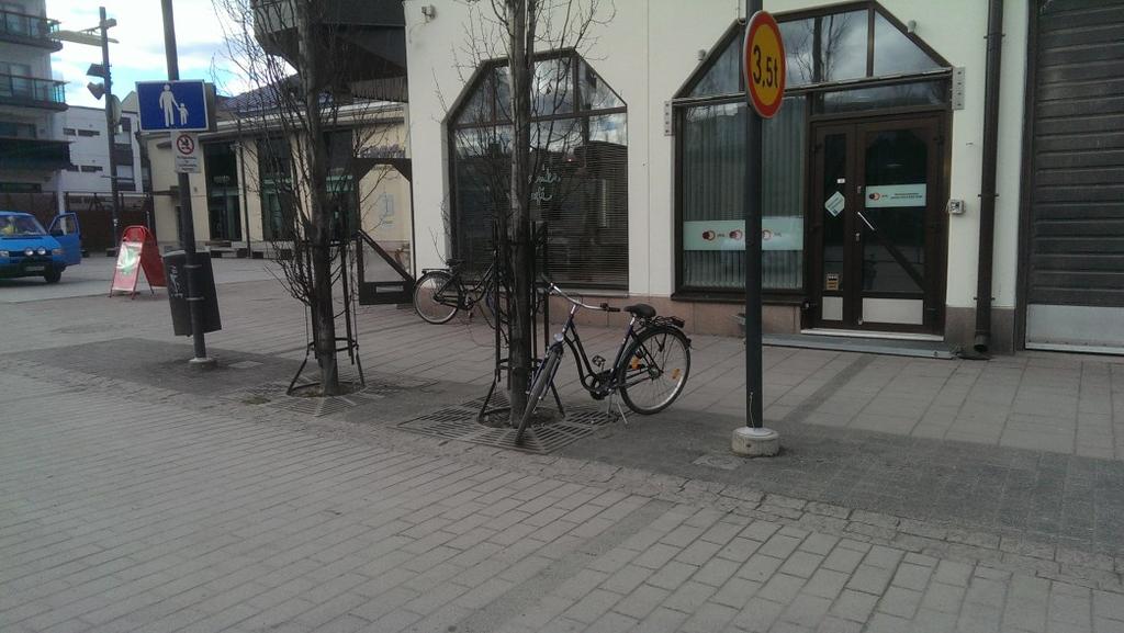 Kuva 25 Yleinen näky keskustan alueella on, että pyörä pysäköidään rakennusten tai valopylväiden viereen pysäköintitelineiden puuttuessa (Kuva Henri Luoto 2016). 4.