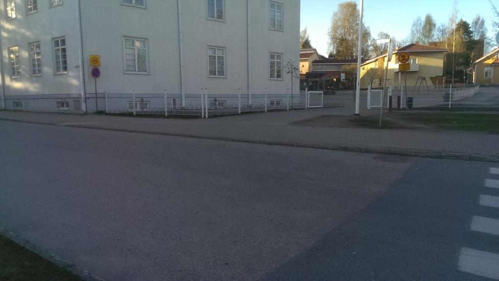 Kuva 40 Eteläisen koulun pyöräpysäköinti sijaitsee heti koulun pihan sisäänkäynnin yhteydessä (Kuva Henri Luoto 2016). Kuva 41 Eteläisellä koululla käytetään rengastelineitä (Kuva Henri Luoto 2016).