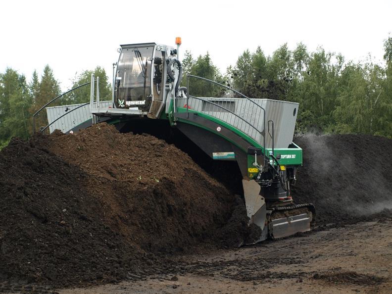 57 Vasikkasuon ja Kempeleen kompostointialueilla on käytössä Komptech Topturn T67-aumankääntäjä (VRJ Pohjois-Suomi, VRJ Group Oy, 2016) (kuva 10).