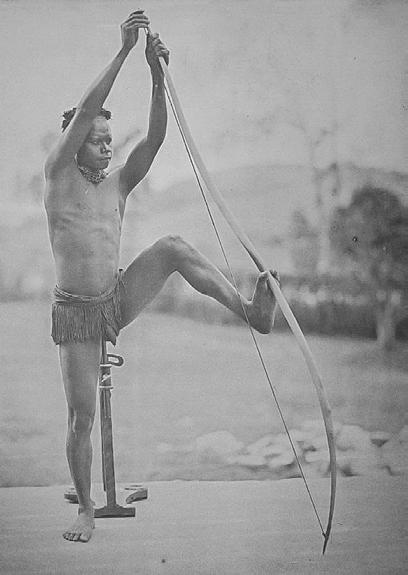 Man (1932, 139) mainitsee, että eurooppalaisilla oli vaikeuksia vetää andamaanien voimakkaita jousia täyteen vetoon.