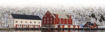 NERVEI Nervei on pieni merisaamelainen kalastajakylä, joka sijaitsee keskellä Langfjordenia, paikassa jossa Hopsfjorden ja Tanafjorden kohtaavat.