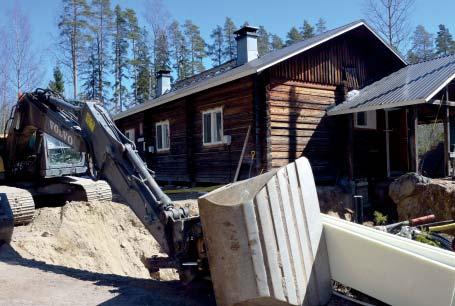 Alapohjien eristeet vaihdettiin puhallusvilloiksi sekä seiniin lisättiin 50 mm lisää villoja. Lisäksi sisäpuolella maalattiin lattiat, uusittiin takka ja osa seinäpaneeleista.