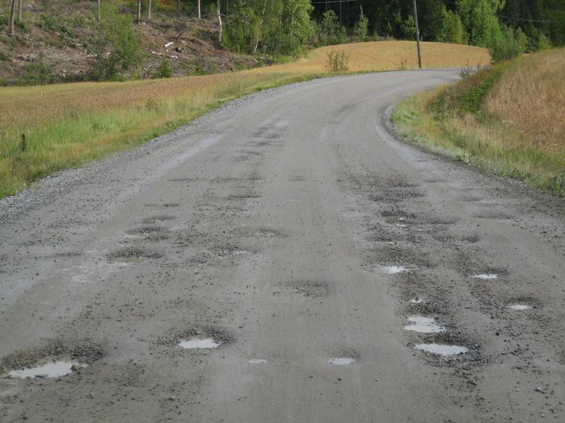 Tien tasaisuus ja kulutuskerroksen kiinteys ovat erinomaiset, eli luokassa 5.