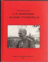 Astrid Silvast elää elämänsä parasta vaihetta V.P. Nenosen kirjan julkaisutilaisuudessa Hämeenlinnann tykistömuseon tykkihallissa kiinnitti huomiota punaiseen hattuun pukeutunut rouva.