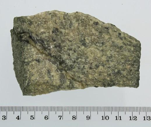 60 Kuva 37. Salitun avolouhoksen havainnon 6 leukograniittijuonten kivinäytevalokuva.