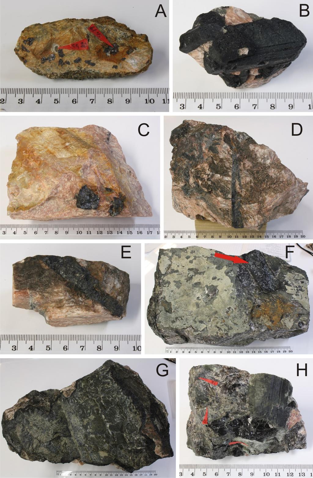 72 Kuva 51. Tutkitut Ilkka Järvelän kokoelmiin kuuluvat Salitun graniittipegmatiittijuonen kivinäytteet. A) Ilmeniittinäyte IJ01 (Z297). B) Musta turmaliininäyte, IJ02 (Z299).