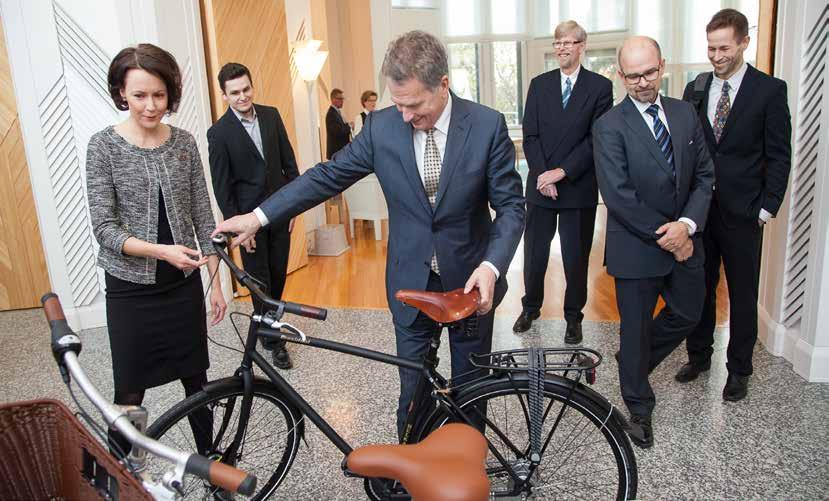 Tasavallan presidentin kanslia Presidenttiparille suomalaisvalmisteiset polkupyörät Pyöräilyn taloudellinen arvo, laadukkaiden olosuhteiden merkitys ja lasten pyöräilyn edistäminen olivat agendalla