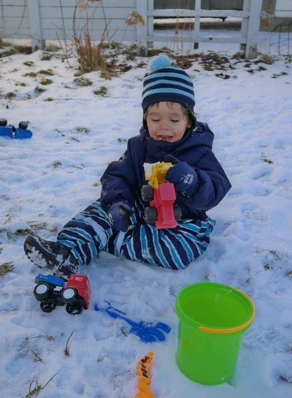 KIELEN KEHITYS Lapset oppivat uutta kieltä yhdessä katsomalla, koskemalla, kokemalla ja keskustelemalla.