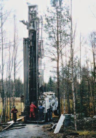 Koskenniemellä kuparimalminetsinnän yhteydessä tehty kairaus pyöreään magneettiseen anomaliaan lävisti outoa, lähes mustaa kiveä.