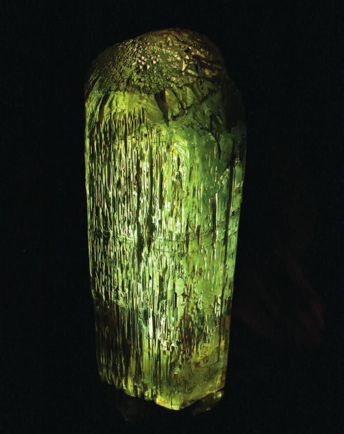 1989 1989 heinäkuussa Luumäeltä löytyi Elliksi nimetty berylli, 14 cm, 450 g. Kuvattu Helsingin yliopiston Arppeanumin Mineraalikabinetin Elliä varten pystytetyssä omassa vitriinissä.