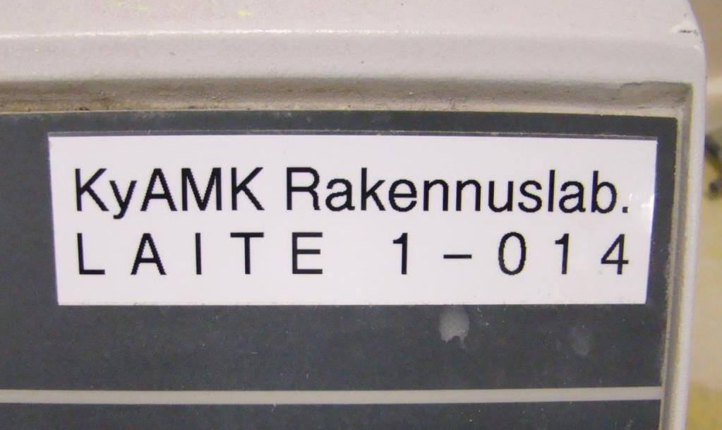 23 Kuva 2. Rakennuslaboratorion laitemerkintä (Rakennuslaboratorio, 2010). 4 JOHTOPÄÄTÖKSET Laatujärjestelmän kehittäminen on jatkuvaa toimintaa eikä vain hetkellistä panostusta laadun parantamiseksi.