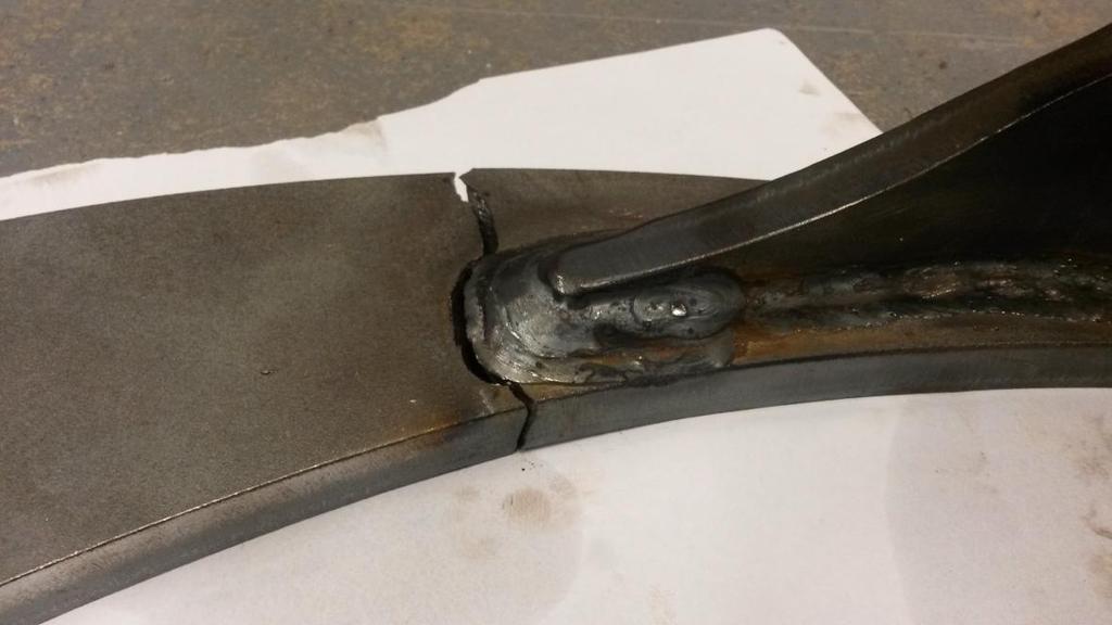 Alkuperäisten, käytössä murtuneiden koekappaleiden mukainen reunaetäisyys.