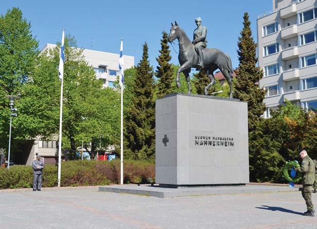 Puolustusvoimat laski seppeleen 4.6. Mannerheimin patsaalle Lahdessa. Aluetoimiston päällikkö everstiluutnantti Ville-Veikko Vuorio valmistautuu seppeleenlaskuun. www.phreservi.