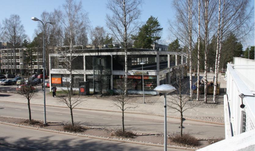 Kivenlahti Kivenlahden aseman sijainti liittyy nykyiseen melko tiiviisti rakennettuun Kivenlahden keskustaseutuun Kivenlahdentien eteläpuolella, Kivenlahden maamerkkitornien tuntumassa.