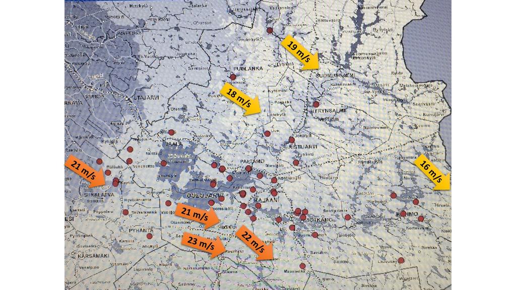 Kuva 19. Valio-myrskyn aiheuttamat sähköviat ja puuskatuulien nopeudet sekä -suunnat Kainuun maakunnan alueella. Punaiset pisteet kuvastavat Loiste Sähköverkko Oy:n sähkövikatietoja paikkatietoineen.