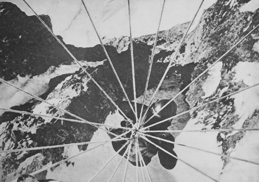 Italialaisen Salvator-laskuvarjon huippuaukko oli varustettu joustavalla kumilla, jonka tarkoituksena oli pehmentää laskuvarjon avautumisnykäisyä.