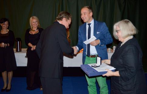Pronssinen ansiomerkki myönnettiin Maarit Korkeamäelle, Jyrki Keinäselle, Martin Estlanderille, Janne