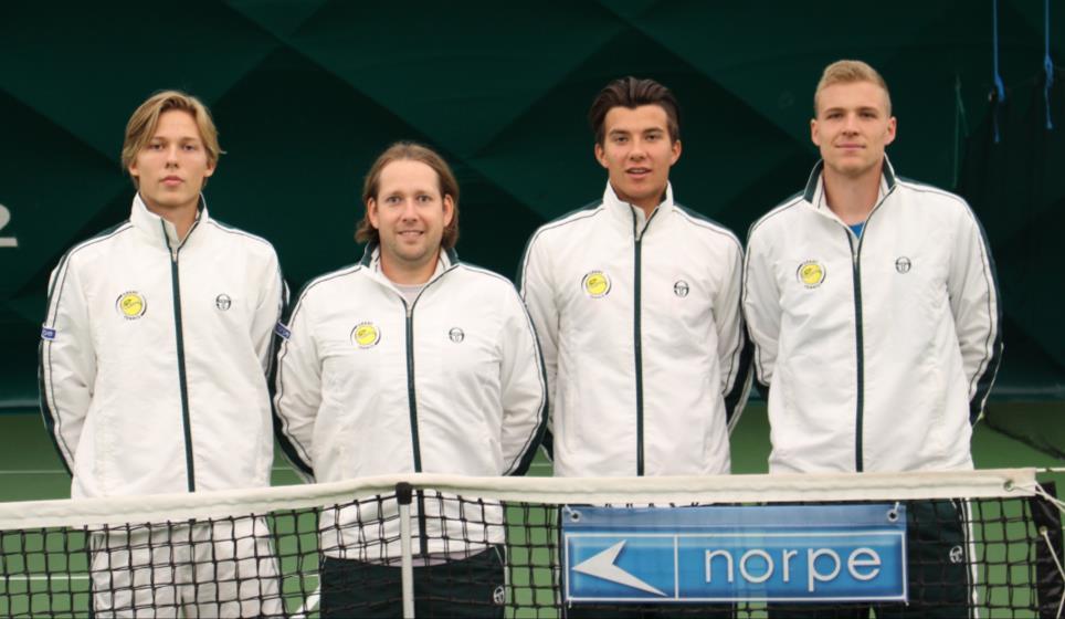 NORPE TENNISLIIGA Grani Tennis johtaa miesten Norpe Tennisliigaa neljän kierroksen jälkeen Syyskuun lopussa ja lokakuussa pelattiin kaksi täyttä tuplakierrosta miesten Norpe Tennisliigassa.