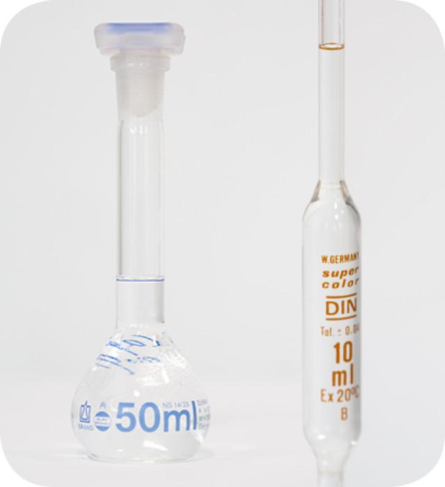 Liuoksen valmistus nesteestä 1. Pipetoidaan mahdollisimman tarkasti täyspipetillä (tai mittapipetillä) tiedossa oleva tilavuus. 2. Valutetaan neste mittapulloon, joka on noin puolillaan vettä. 3.