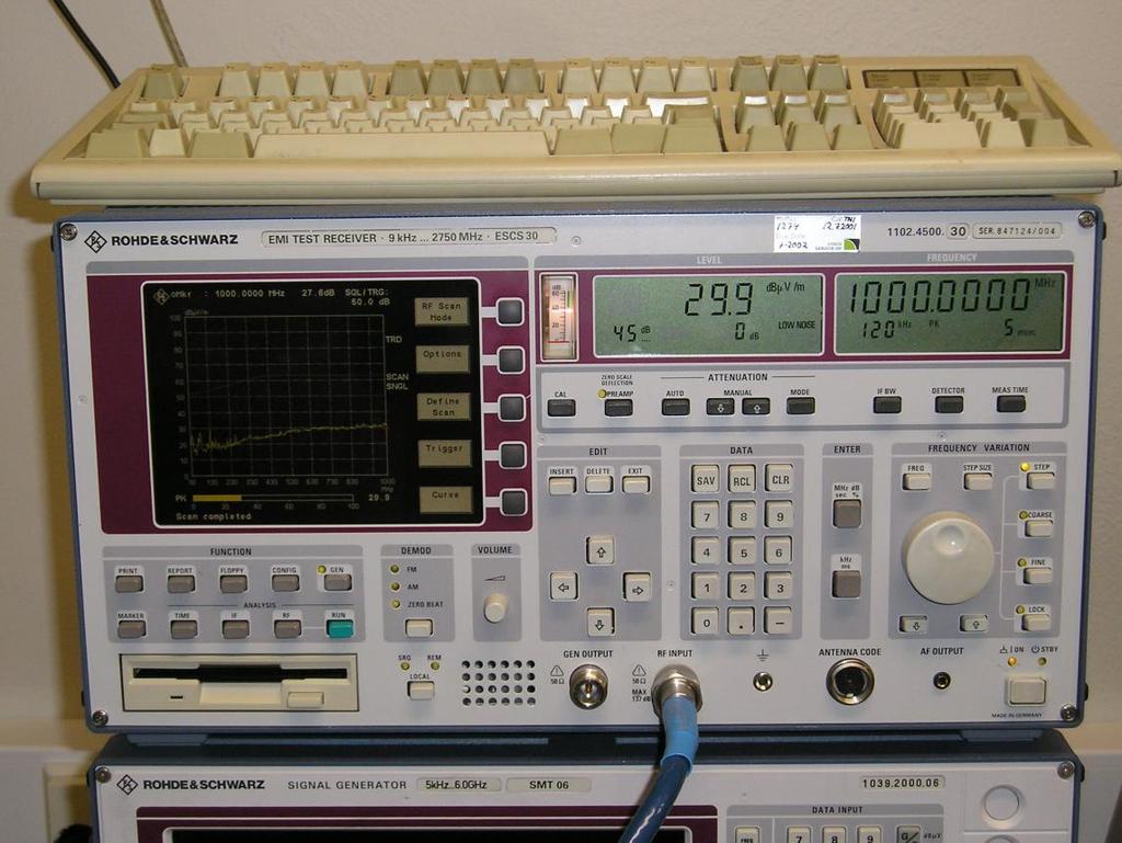 18 Kuva 4. Rohde & Schwarz EMI Test Receiver ESCS3. Kuvassa näkyy laitteen etupaneeli, josta näkee laitteen käyttökytkimet, signaalin graafisen kuvaajan ja signaalinvoimakkuus- sekä taajuusnäytöt.