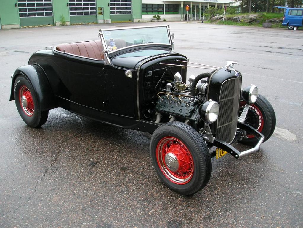 25 5.2.2 Hot Rod 2 Ajoneuvo on rakennettu käyttäen vuoden 1932 Ford Model B Roadsterin alkuperäistä erillisrunkoista peltikoria.