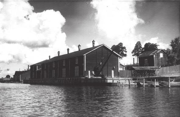 SUNTIN RANTAMAKASIINIT Vaasan Merimuseo Laivanvarustaja Carl Gustaf Wolff rakennutti Suntin rantaan 1860-luvulla kaksi puumakasiinia, joista eteläisempi toimi suolavarastona.