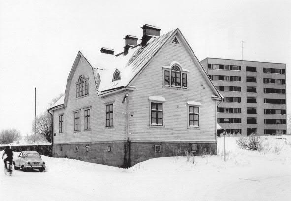 yleishyödyllistä rakennustoimintaa syntyivät ensimmäiset asuntoosuuskunnat Palosaarelle. Vuonna 1909 kaupunki varasi sieltä 10 korttelia työväen asuinalueeksi.