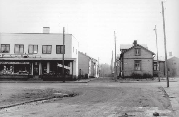 Syrénin talo, Levoninkatu 37 Puolitoistakerroksinen asuintalo on valmistunut vuonna 1865. Muutos- ja laajennustyön sekatavarakaupaksi suunnitteli Verner Bengs vuonna 1936.