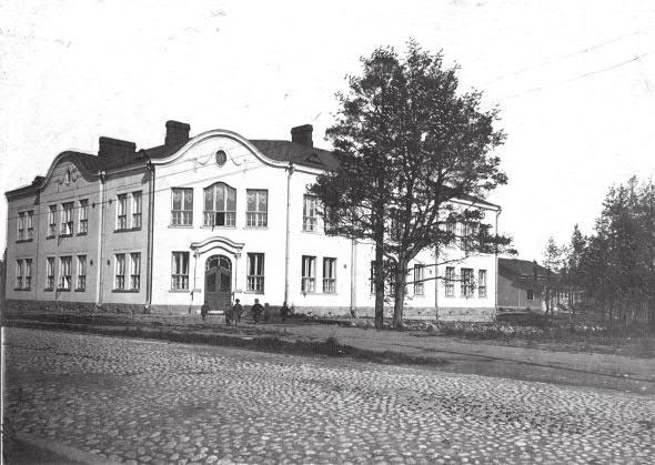 Palosaaren suomenkielinen kansakoulu, Wolffintie 25. Pohjanmaan museon kuva-arkisto sikerroksinen rapattu kivitalo rakennettiin hänen suunnitelmansa pohjalta vuosina 1905-06.