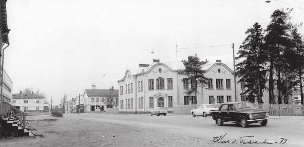 Wollfintie ja suomenkielinen kansakoulu. Valokuva Jussi Takkula. Teoksesta Brändö - en stadsdel med själ.