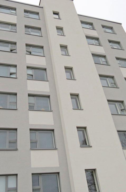 3 rakennukseen tuulettuva levyrappaus, jota ensimmäisen kerroksen ja kellarikerroksen seiniin asennetut värilliset ja perinteiset Cembrit Patina -julkisivulevyt vaihtelevine mittoineen ja saumoineen