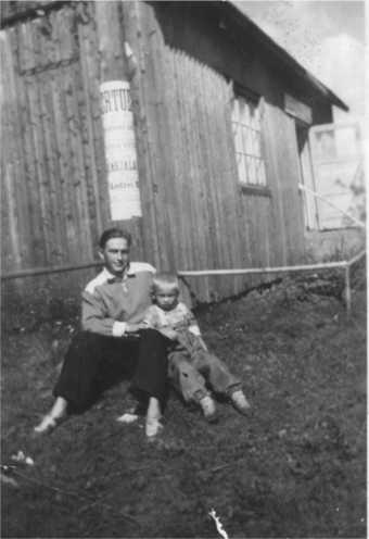 SEKATAVARAKAUPPA E. LEINONEN JA KAHVILA Kaksi vuosikymmentä, 1940- luvun lopulta 1960-luvun lopulle Vaarankyläläisiä palvellut kyläkauppa sijaitsi Viitaselän talossa.