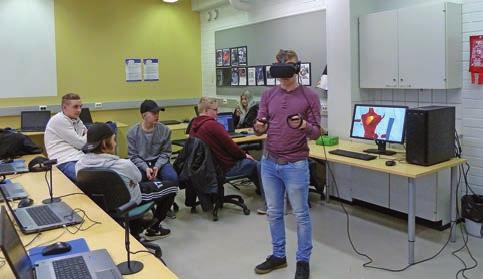 turneringen insomnolence17. Samtidigt fi ck studerandena testa hur det känns att spela med virtuella glasögon.