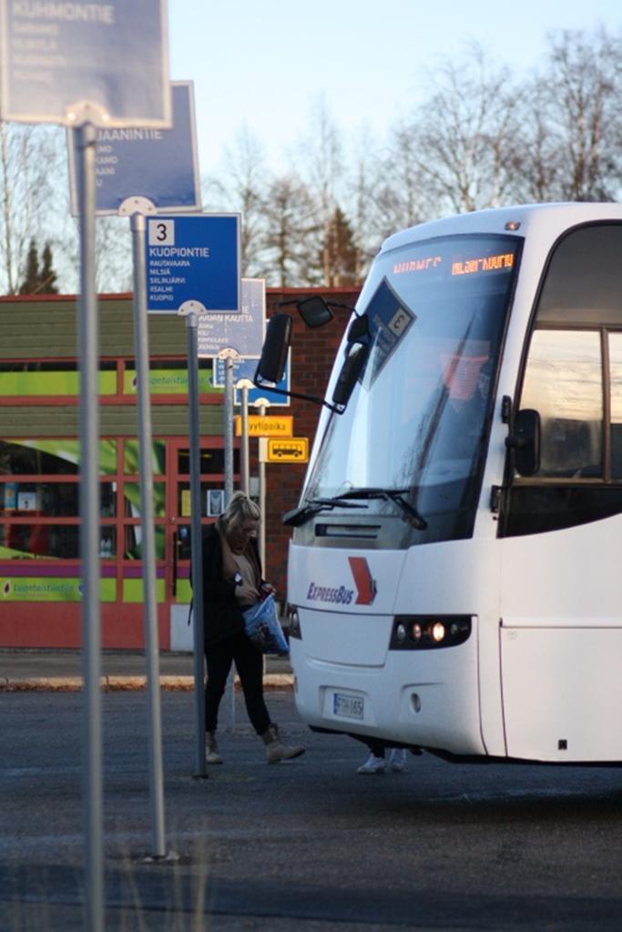 Joukkoliikenne Pitkät etäisyydet ja joukkoliikenteen näkökulmasta pieni väestöpohja aiheuttavat sen, että Piellisen Karjalan linja-autoliikenne rajoittuu lähes yksinomaan koululaisia palvelevaan