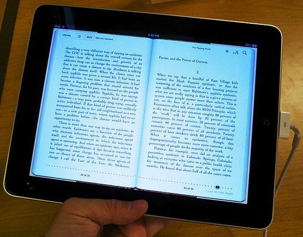 35 Kuva 7: Kirjan lukeminen ipad tabletin ibooks sovelluksella (Wikipedia 2010) Jokainen ipadin sisäänrakennetuista sovelluksista on suunniteltu silmälläpitäen sitä, miten suuresta kosketusnäytöstä