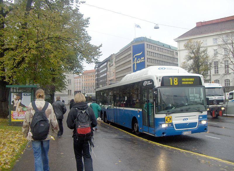 76 Kuva 15: Tiinan käyttöskenaarion eteneminen Eräänä syyskuun aamuna Tiina katsoo sähköisen lukulaitteensa Reittiopassovelluksesta bussiaikataulun.
