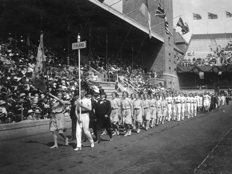 Hetkeä ennen välikohtausta: Suomen joukkue on saapunut stadionille. Voimisteluseuran lipun viaton sanoma ei välity katsomoon asti.