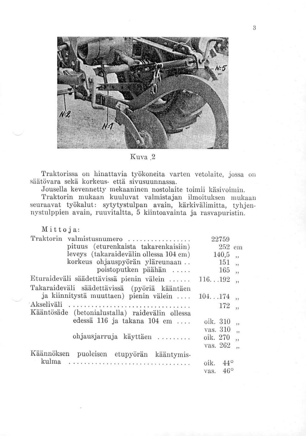 3 Kuva,2 Traktorissa on hinattavia työkoneita varten vetolaite, jossa on siiätövara sekä korkeus- että sivusuunnassa. Jousella kevennetty mekaaninen nostolaite toimii käsivoimin.