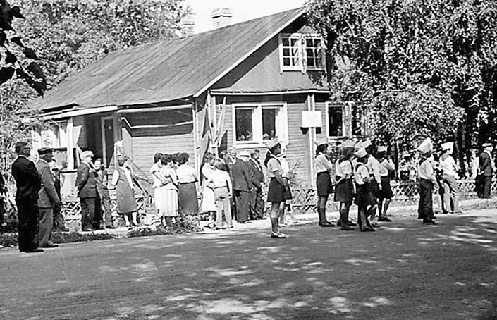 alko šota, yksi täytti vašta 17, toini 19 vuotta. Marija Melentjeva oli Priäžän karjalaisie, Anna Lisitsina vepšäläini, kotosin Vepšän volostin Kalajoven kyläštä. Hyö tavattih ta tutuššuttih šovalla.