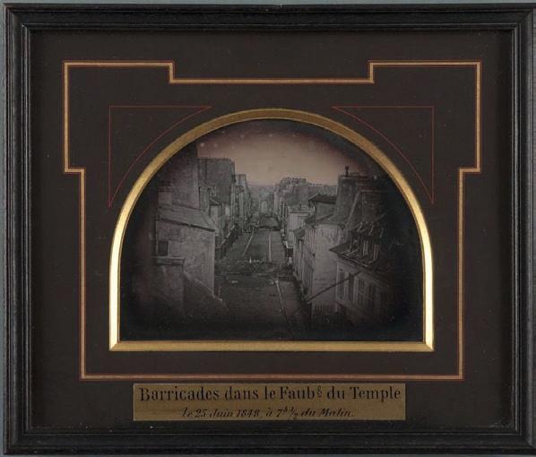 ARCP: Vuoden 1848 barrikadeja Pariisin Musée Carnavalet n kokoelmasta Hyvin harvinainen dokumenttikuva Pariisin vuoden 1848 vallankumousbarrikadeista kuuluu kolmen kuvan sarjaan, jonka yksi kuva on
