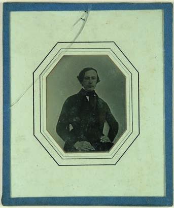 lemissa (Alankomaissa) vuosina 1842 1843. Hän suojasi daguerrotyyppinsä aivan erityisellä ja persoonallisella taustapaperilla ja yksinkertaisella aukkopaperilla (katso kuvat DFE#11).