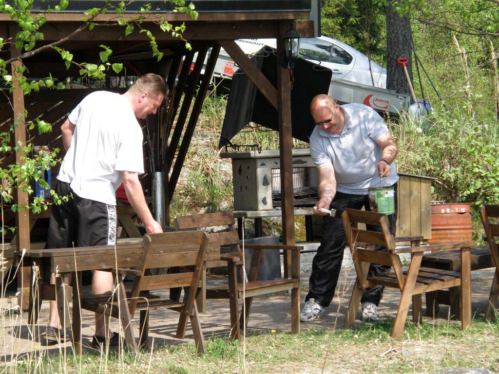 VILLAHDEN LIPUNNOSTO JA KEVÄTTALKOOT LAUANTAINA 21.5.2011 klo 10.00 Kalusteiden kimpussa ahertavat Petteri ja Jukka kevään 2010 talkoissa.